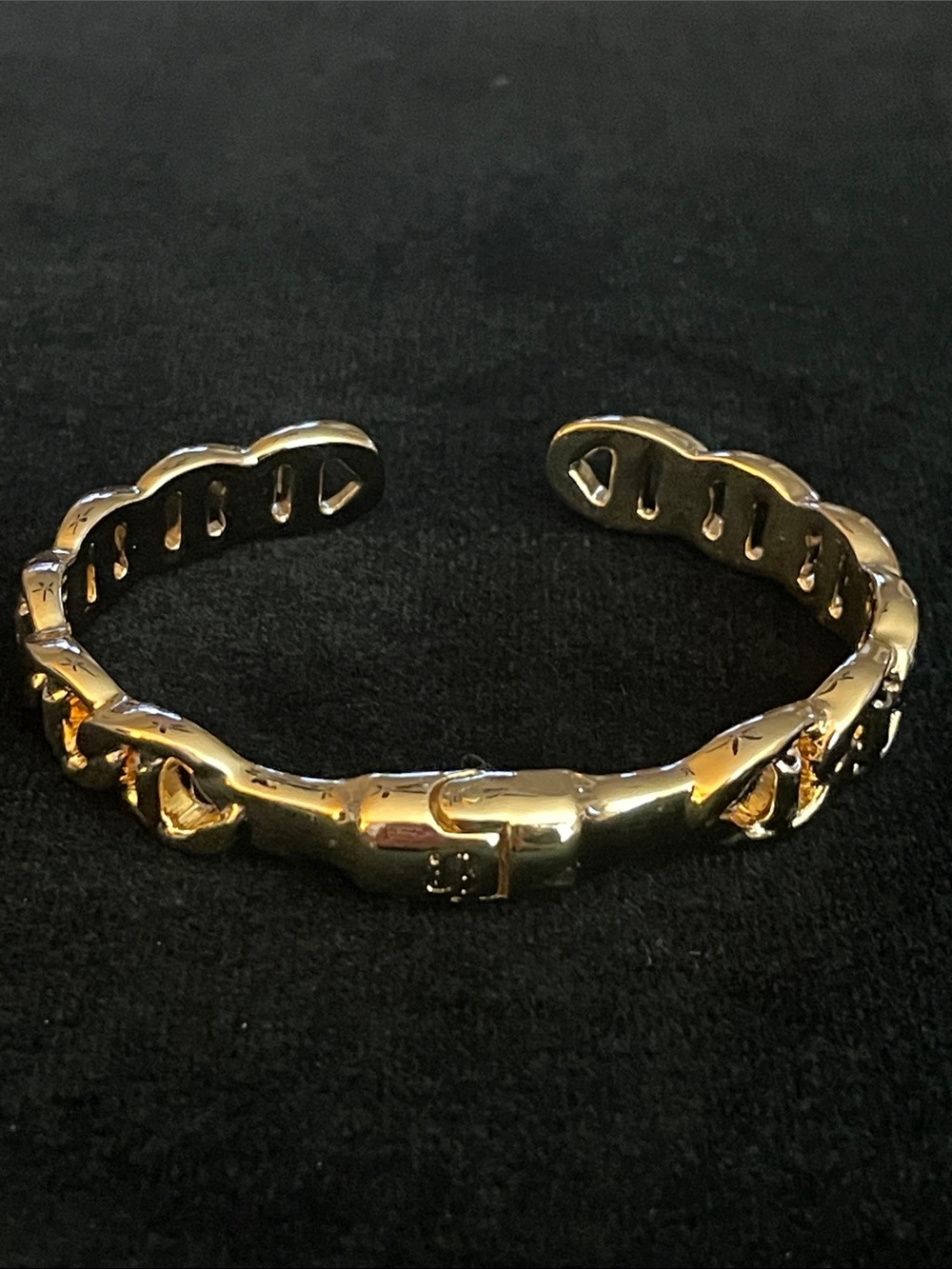 BOMB PARTY! Elegant gold-tone cuff with textured! NWOT!